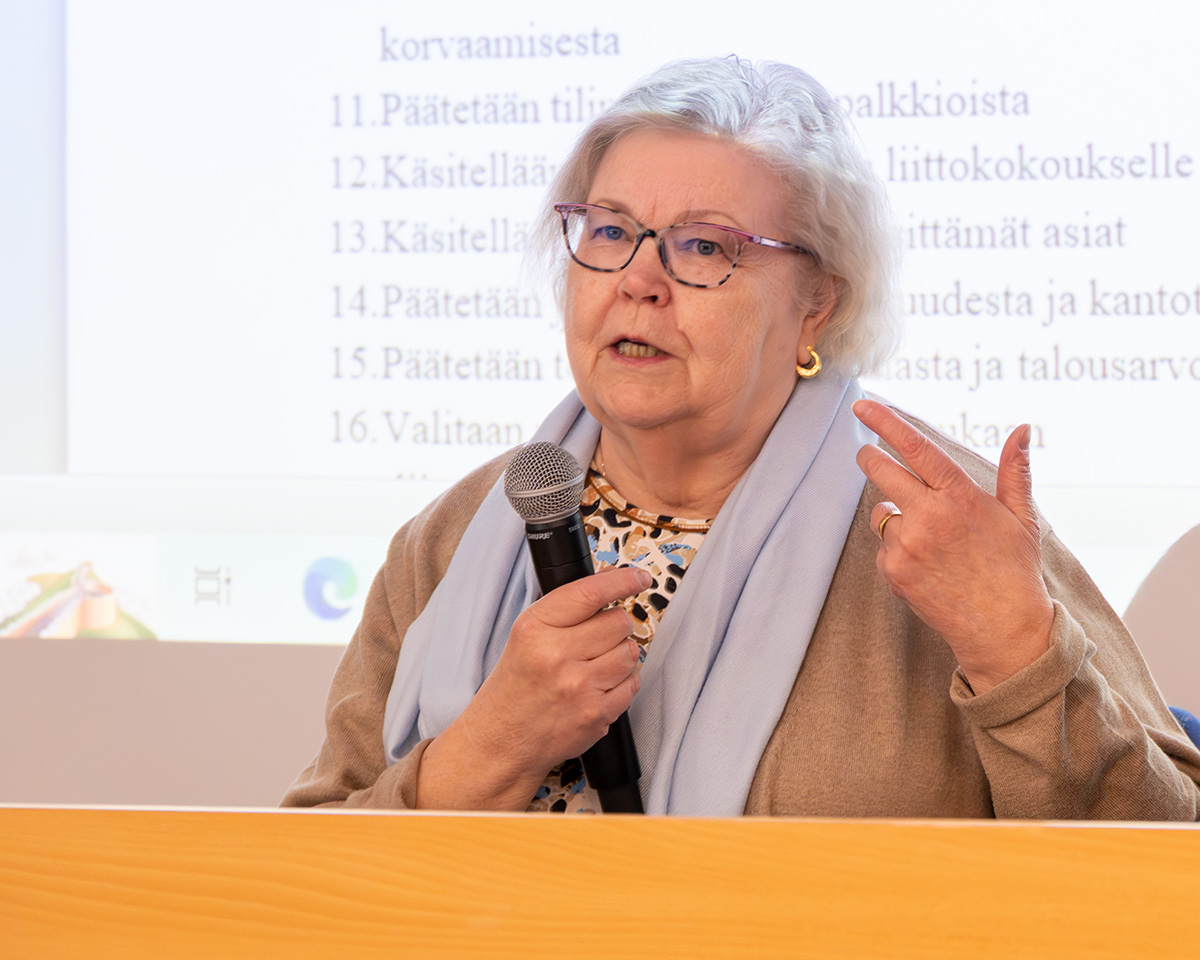 Kokouksen puheenjohtajana toimi Liisa Sihvo-Murstam.