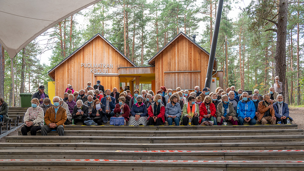 Tässä ollaan Nurmijärven Taaborinvuorella odottelemassa Puhelinlangat laulaa -musiikkinäytelmän alkamista.